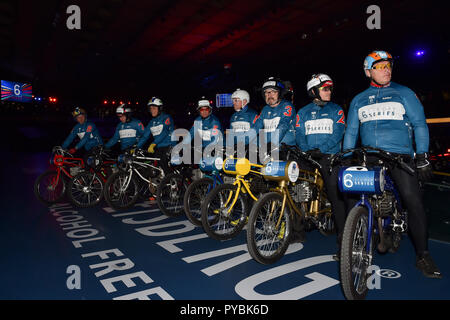 Il Derny pacers (da destra a sinistra): Michel Vaarten - "Il capo' (BEL), Ron Zijaard - "Bullet" (NED), Walter Huybrechts - "La Bestia' (BEL), Rene Dupont - 'L'icona Man' (DEN), Rene Kos - il "Macellaio' (NED), Peter Bauerlein - 'Kaiser' (GER), Herman Baker - "maestro olandese' (NED) e Cordiano Dangnoni - 'L'Stallone italiano" (ITA) nel corso di Sei Giorni per Londra 2018 a Lee Valley Velopark, Queen Elizabeth Olympic Park il Venerdì, 26 ottobre 2018. Londra Inghilterra. (Solo uso editoriale, è richiesta una licenza per uso commerciale. Nessun uso in scommesse, giochi o un singolo giocatore/club/league pubblicazioni). Foto Stock