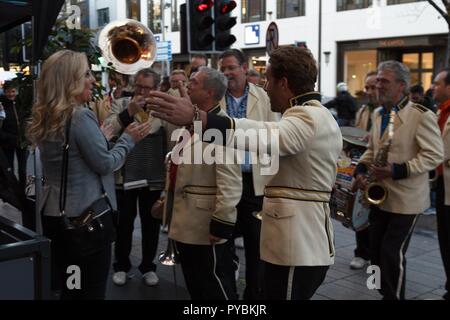 Cork, Irlanda. 26 ott 2018. Qui raffigurato è giorno di maggio Jazz Band da Bergen op Zoom, la preformatura Neatherlands sul Grand Parade. Guinness Cork Jazz Festival il giorno 1, la città di Cork. Oggi ha visto persone riempire le strade della città di Cork come il Guinness Cork Jazz Festival ha iniziato. Credito: Damian Coleman/Alamy Live News. Foto Stock