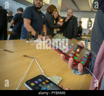 I clienti in un Apple store nel Meatpacking District di New York provare il nuovo relativamente conveniente iPhone XR su Venerdì, Ottobre 26, 2018 il primo giorno sono andato sulla vendita. I nuovi telefoni, tanto atteso da iPhone drooling aficionados, vendere per una base di $749 al contrario di quanto precedentemente rilasciato XS e XS Max che vendono per una sbalorditiva $999 e $1099. In aggiunta la XR è disponibile in una gamma di colori. (Â© Richard B. Levine) Foto Stock