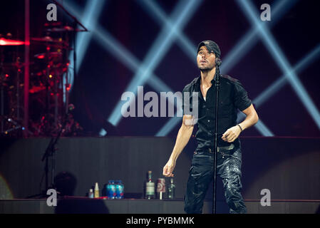 Manchester, Regno Unito. Il 26 ottobre 2018. Enrique Iglesias suona presso l'Arena di Manchester sulla gamba del Regno Unito della sua 'tutte le hits live' tour, Manchester 26/10/2018 Credit: Gary Mather/Alamy Live News Foto Stock