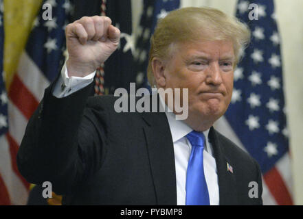 Washington DC, Stati Uniti d'America. 26 ott 2018. Il Presidente degli Stati Uniti, Donald Trump rende un pugno come egli conclude commento durante il 2018 Giovane nero vertice di leadership nella Sala Est della Casa Bianca. Credito: Mike Theiler/CNP/ZUMA filo/Alamy Live News Foto Stock