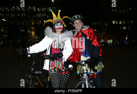 Manchester, Regno Unito. 26 ott 2018. La massa critica per i ciclisti dress up per la festa di Halloween con edifici in città decorata con mostri, Manchester . Il 26 ottobre 2018 (C)Barbara Cook/Alamy Live News Credito: Barbara Cook/Alamy Live News Foto Stock