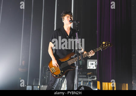 Manchester, Regno Unito. Il 26 ottobre 2018. Luca Hemming, Michael Clifford, Callum cofano e Ashton Irwin australiano del pop-rock band, 5 secondi di estate, eseguire al Manchester Apollo sulla loro 2019 UK tour Credito: Myles Wright/ZUMA filo/Alamy Live News Foto Stock