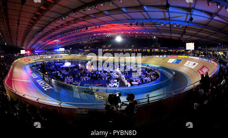 Londra, Regno Unito. 26 ott 2018. Panoramica di Sony Xperia Elite Donna 20km Gara a punti UCI Omnium nel corso di Sei Giorni per Londra 2018 a Lee Valley Velopark, Queen Elizabeth Olympic Park il Venerdì, 26 ottobre 2018. Londra Inghilterra. (Solo uso editoriale, è richiesta una licenza per uso commerciale. Nessun uso in scommesse, giochi o un singolo giocatore/club/league pubblicazioni.) Credito: Taka Wu/Alamy Live News Foto Stock