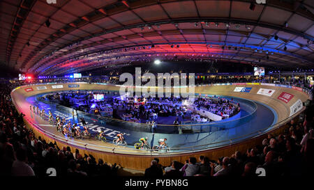 Londra, Regno Unito. 26 ott 2018. Panoramica di Sony Xperia Elite Donna 20km Gara a punti UCI Omnium nel corso di Sei Giorni per Londra 2018 a Lee Valley Velopark, Queen Elizabeth Olympic Park il Venerdì, 26 ottobre 2018. Londra Inghilterra. (Solo uso editoriale, è richiesta una licenza per uso commerciale. Nessun uso in scommesse, giochi o un singolo giocatore/club/league pubblicazioni.) Credito: Taka Wu/Alamy Live News Foto Stock