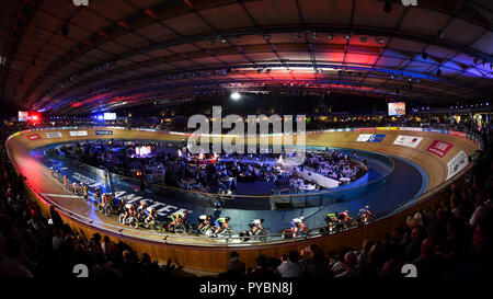 Londra, Regno Unito. 26 ott 2018. Panoramica di Sony Xperia Elite Donna 20km Gara a punti UCI Omnium nel corso di Sei Giorni per Londra 2018 a Lee Valley Velopark, Queen Elizabeth Olympic Park il Venerdì, 26 ottobre 2018. Londra Inghilterra. (Solo uso editoriale, è richiesta una licenza per uso commerciale. Nessun uso in scommesse, giochi o un singolo giocatore/club/league pubblicazioni.) Credito: Taka Wu/Alamy Live News Foto Stock