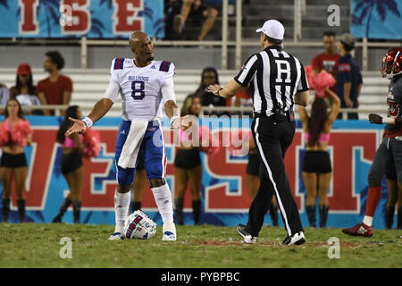 Boca Raton, Florida, Stati Uniti d'America. 26 ott 2018. J'Mar Smith #8 della Louisiana Tech in azione durante il NCAA Football gioco tra la Florida Atlantic gufi e Louisiana Tech Bulldogs in Boca Raton, Florida. Il Bulldog ha sconfitto i gufi 21-13. Credito: csm/Alamy Live News Foto Stock