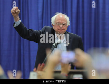 Oceanside, California, Stati Uniti d'America. 26 ott 2018. Ottobre 26, 2018 Oceanide, California | Bernie Sanders parla alla folla come egli campagne per il locale partito democratico candidati nella palestra a Mira Costa College in Oceanside, California. | Photo Credit: Foto di Charlie Neuman Credito: Charlie Neuman/ZUMA filo/Alamy Live News Foto Stock