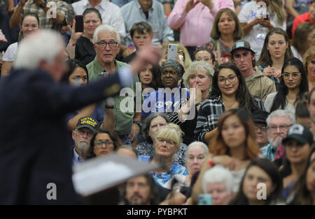 Oceanside, California, Stati Uniti d'America. 26 ott 2018. Ottobre 26, 2018 Oceanide, California | Bernie Sanders parla alla folla come egli campagne per il locale partito democratico candidati nella palestra a Mira Costa College in Oceanside, California. | Photo Credit: Foto di Charlie Neuman Credito: Charlie Neuman/ZUMA filo/Alamy Live News Foto Stock