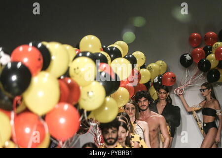 Sao Paulo, Brasile. 26 ott 2018. I modelli presenti creazioni di Agua de Coco a Sao Paulo Fashion Week in Sao Paulo, Brasile, il 26 ottobre, 2018. Credito: Rahel Patrasso/Xinhua/Alamy Live News Foto Stock