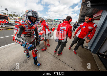 Melbourne, Australia. 27 ottobre, 2018. Circuito australiano di Phillip Island. Libere 3. Andrea Dovizioso cammina indietro nel Ducati garage box durante le prove libere 3. Doviziso concluso la sessione al decimo più veloce in generale. Credito: Russell Hunter/Alamy Live News Foto Stock