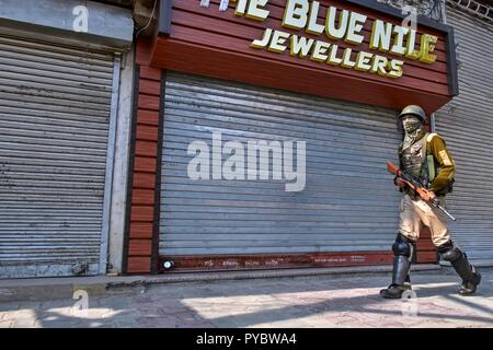 Srinagar, Indiano Kashmir amministrato. Il 27 ottobre 2018. Un soldato di paramilitari visto pattugliano la strada durante il.coprifuoco.valle del Kashmir è sotto controllo il coprifuoco in risposta alla resistenza islamica leader chiamato la popolazione musulmana per contrassegnare 27 Ottobre come una "giornata nera'' del Kashmir mentre le autorità indiane sono celebrato come il 71esimo anniversario del dispiegamento delle truppe in Srinagar. Credito: Saqib Majeed SOPA/images/ZUMA filo/Alamy Live News Foto Stock
