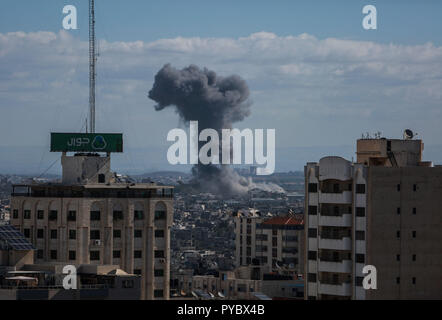 La striscia di Gaza, la Palestina. Il 27 ottobre 2018. Il fumo aumenta da un esplosione causata da un Israeliano airstrike nella città di Gaza, ad Ottobre 27, 2018. L'esercito israeliano Venerdì notte condotta una larga scala di battere su circa 80 obiettivi di Hamas in tutta la striscia di Gaza, l'esercito israeliano ha detto in una dichiarazione il sabato mattina. Credito: Stringer/Xinhua/Alamy Live News Foto Stock