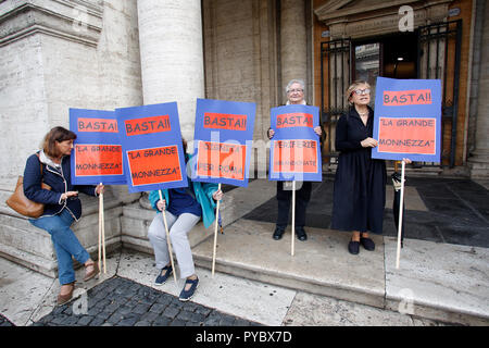 Roma, Italia. 27 ott 2018. Cartelli striscioni Roma 27 ottobre 2018. Piazza del Campidoglio. Dimostrazione di cittadini romani contro il sindaco e contro il deterioramento e gli enormi problemi che sono stati che affligge Roma durante gli ultimi mesi, come spazzatura, incuria ed enormi e fori di pericolose per le strade. Il sit-in è stato organizzato da 6 donne che ha creato il movimento "Roma dice Stop'. Foto di Samantha Zucchi Insidefoto Credito: insidefoto srl/Alamy Live News Foto Stock