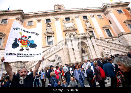 Roma, Italia. 27 ott 2018. Banner di spazzamento tutti con me, pulire Roma o morte Roma 27 ottobre 2018. Piazza del Campidoglio. Dimostrazione di cittadini romani contro il sindaco e contro il deterioramento e gli enormi problemi che sono stati che affligge Roma durante gli ultimi mesi, come spazzatura, incuria ed enormi e fori di pericolose per le strade. Il sit-in è stato organizzato da 6 donne che ha creato il movimento "Roma dice Stop'. Foto di Samantha Zucchi Insidefoto Credito: insidefoto srl/Alamy Live News Foto Stock
