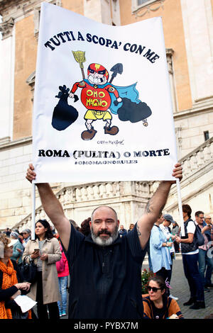 Roma, Italia. 27 ott 2018. Banner di spazzamento tutti con me, pulire Roma o morte Roma 27 ottobre 2018. Piazza del Campidoglio. Dimostrazione di cittadini romani contro il sindaco e contro il deterioramento e gli enormi problemi che sono stati che affligge Roma durante gli ultimi mesi, come spazzatura, incuria ed enormi e fori di pericolose per le strade. Il sit-in è stato organizzato da 6 donne che ha creato il movimento "Roma dice Stop'. Foto di Samantha Zucchi Insidefoto Credito: insidefoto srl/Alamy Live News Foto Stock