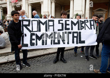 Roma, Italia. 27 ott 2018. Banner Roma sembra formaggio emmenthal Roma 27 ottobre 2018. Piazza del Campidoglio. Dimostrazione di cittadini romani contro il sindaco e contro il deterioramento e gli enormi problemi che sono stati che affligge Roma durante gli ultimi mesi, come spazzatura, incuria ed enormi e fori di pericolose per le strade. Il sit-in è stato organizzato da 6 donne che ha creato il movimento "Roma dice Stop'. Foto di Samantha Zucchi Insidefoto Credito: insidefoto srl/Alamy Live News Foto Stock