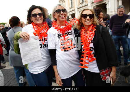 Roma, Italia. 27 ott 2018. donne Roma 27 ottobre 2018. Piazza del Campidoglio. Dimostrazione di cittadini romani contro il sindaco e contro il deterioramento e gli enormi problemi che sono stati che affligge Roma durante gli ultimi mesi, come spazzatura, incuria ed enormi e fori di pericolose per le strade. Il sit-in è stato organizzato da 6 donne che ha creato il movimento "Roma dice Stop'. Foto di Samantha Zucchi Insidefoto Credito: insidefoto srl/Alamy Live News Foto Stock