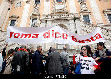 Roma, Italia. 27 ott 2018. Banner Roma dice stop Roma 27 ottobre 2018. Piazza del Campidoglio. Dimostrazione di cittadini romani contro il sindaco e contro il deterioramento e gli enormi problemi che sono stati che affligge Roma durante gli ultimi mesi, come spazzatura, incuria ed enormi e fori di pericolose per le strade. Il sit-in è stato organizzato da 6 donne che ha creato il movimento "Roma dice Stop'. Foto di Samantha Zucchi Insidefoto Credito: insidefoto srl/Alamy Live News Foto Stock