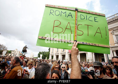 Roma, Italia. 27 ott 2018. Banner Roma dice stop Roma 27 ottobre 2018. Piazza del Campidoglio. Dimostrazione di cittadini romani contro il sindaco e contro il deterioramento e gli enormi problemi che sono stati che affligge Roma durante gli ultimi mesi, come spazzatura, incuria ed enormi e fori di pericolose per le strade. Il sit-in è stato organizzato da 6 donne che ha creato il movimento "Roma dice Stop'. Foto di Samantha Zucchi Insidefoto Credito: insidefoto srl/Alamy Live News Foto Stock