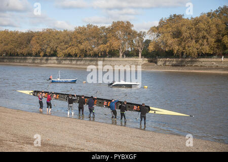 Londra REGNO UNITO. Il 27 ottobre 2018. I rematori di prendere per il fiume Tamigi a Putney su un soleggiato e il giorno a Londra come aria fredda dall'Artico è impostato per portare condizioni di ghiaccio in tutto il Regno Unito questo weekend Credito: amer ghazzal/Alamy Live News Foto Stock