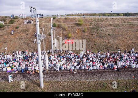 Dueren, Germania. 27 ott 2018. Gli attivisti della campagna alliance 'Ende Gelaende' seduta sui binari della ferrovia di carbone. Gli attivisti della campagna di protesta di alleanza nel settore della lignite con varie azioni. Credito: Christophe Gateau/dpa/Alamy Live News Foto Stock