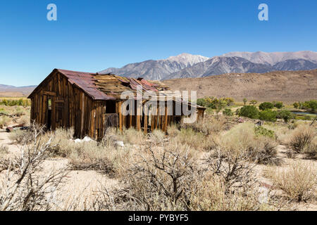 Abbandonata casa in legno in Benton Springs, California, Stati Uniti d'America. Città mineraria deserta vicino a Nevada confine di stato. Foto Stock
