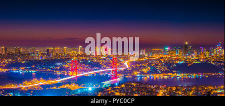 Istanbul luci della città e il ponte sul Bosforo Foto Stock