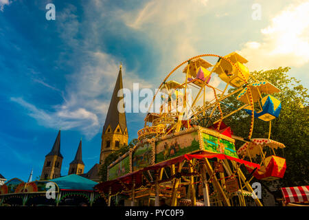 Bella immagine di giostre e Cattedrale di Bonn, Germania Foto Stock