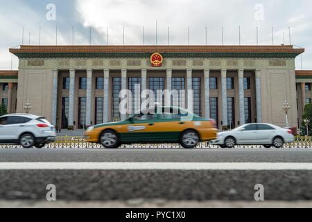 Cina: vista frontale della Grande Sala del Popolo a Piazza Tiananmen a Pechino. L'edificio è la sede per il Congresso Nazionale del Popolo, il più grande parlamento al mondo. Foto da 17. Settembre 2018. | Utilizzo di tutto il mondo Foto Stock