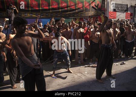 Musulmani sciiti eseguire Shia taglio / Flagellazione / Tatbir, durante la cerimonia di lutto di Ashura rituale. 20.09.2018 | Utilizzo di tutto il mondo Foto Stock