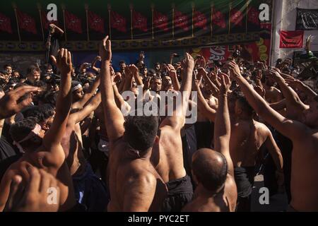 Musulmani sciiti eseguire Shia taglio / Flagellazione / Tatbir, durante la cerimonia di lutto di Ashura rituale. 20.09.2018 | Utilizzo di tutto il mondo Foto Stock