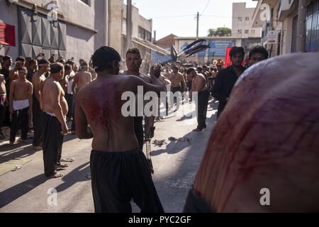 Musulmani sciiti eseguire Shia taglio / Flagellazione / Tatbir, durante la cerimonia di lutto di Ashura rituale. 20.09.2018 | Utilizzo di tutto il mondo Foto Stock