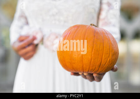 Halloween Ghost sposa tenendo la zucca nelle sue mani Foto Stock