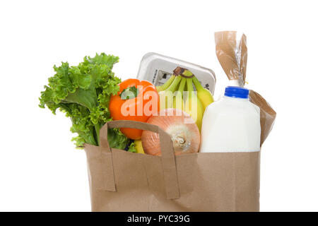 Brown eco friendly sacchetto shopper con bottiglia di latte, cartone di uova, sacchetto di pane, banane, lattuga, il peperone e la cipolla, isolato su bianco. Un sano Foto Stock