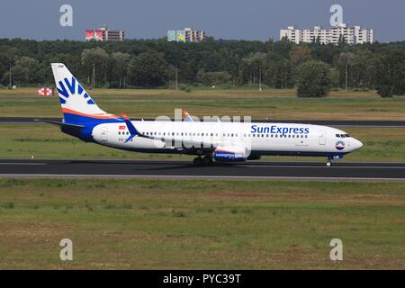 Berlino, Germania - 30. Agosto 2017: SunExpress Boeing 737 presso l'aeroporto Tegel di Berlino (TXL) in Germania. | Utilizzo di tutto il mondo Foto Stock