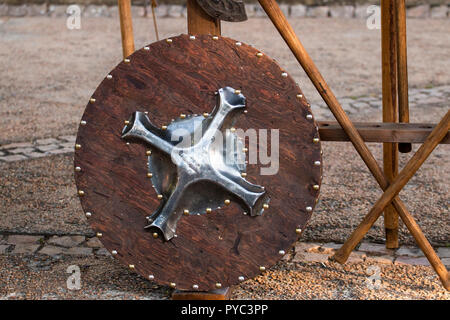 Round medievale scudo in legno a display su una fiera. Foto Stock