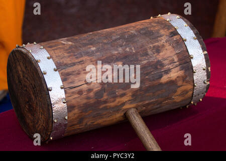 Round medievale scudo in legno a display su una fiera. Foto Stock