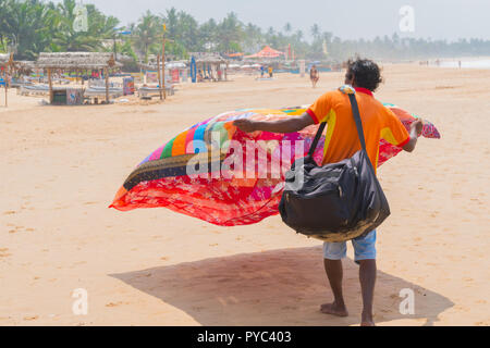 Hikkaduwa, Sri Lanka. 06 marzo 2018. Il venditore ha coperto il dimostra i suoi beni. Foto Stock
