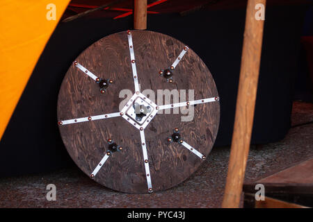 Round medievale scudo in legno a display su una fiera. Foto Stock