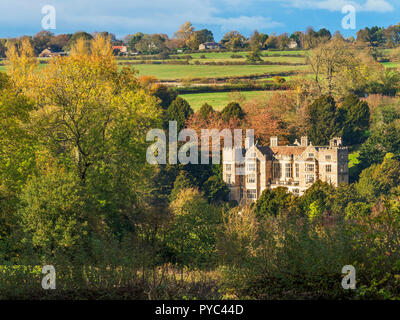 Fountains Hall tra alberi d'autunno da fontane Lane vicino a Ripon North Yorkshire, Inghilterra Foto Stock