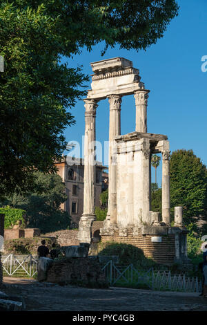 Guardando attraverso il foro romano verso il tempio di Vesta con il Tempio dei Dioscuri dietro, Roma, Italia. Foto Stock