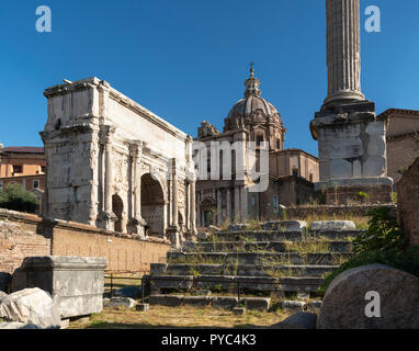 Guardando attraverso il foro romano verso l'Arco di Settimio Severo, con la chiesa dei Santi Luca e Martina in background. Roma, Italia. Foto Stock