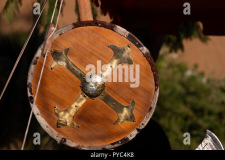 Round medievale scudo in legno a display su una fiera. Foto Stock