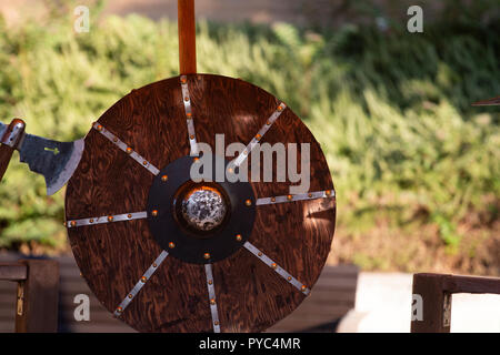 Round medievale scudo in legno a display su una fiera. Foto Stock