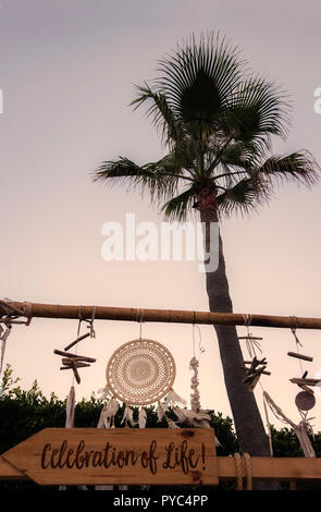 Un immagine boho del Dreamcatcher e scacciapensieri di sunrise, Marbella, Spagna. Foto Stock