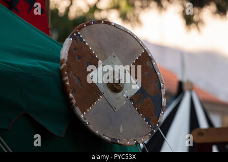 Round medievale scudo in legno a display su una fiera. Foto Stock