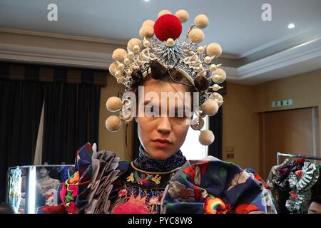 Ella Guang Hu Couture Show backstage Foto Stock