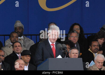 Washington DC. 11-13-2006 ex presidente William (Bill) Jefferson Clinton risolve la folla a terra rompendo la dedizione per il memoriale di Martin Luther King. Credito: Mark Reinstein /MediaPunch Foto Stock