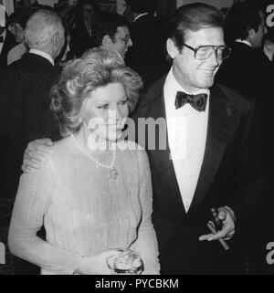 Roger Moore e la moglie Luisa Mattioli Foto non datata da John Barrett/il PHOTOlink/MediaPunch Foto Stock